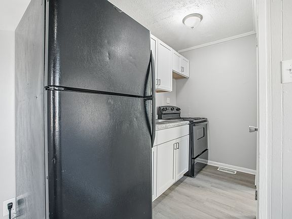 5th image of 303 Green St