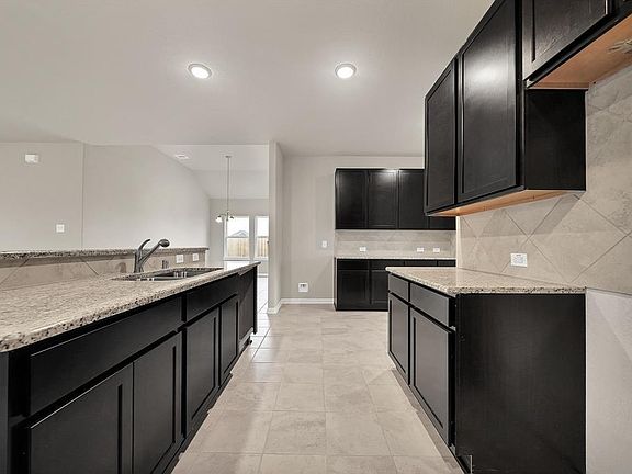4th image of 2316 Emerald Ln