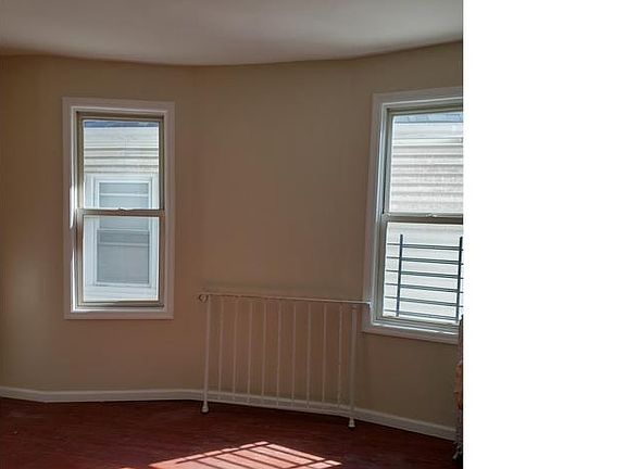 4th image of 526 Sanford Ave #2