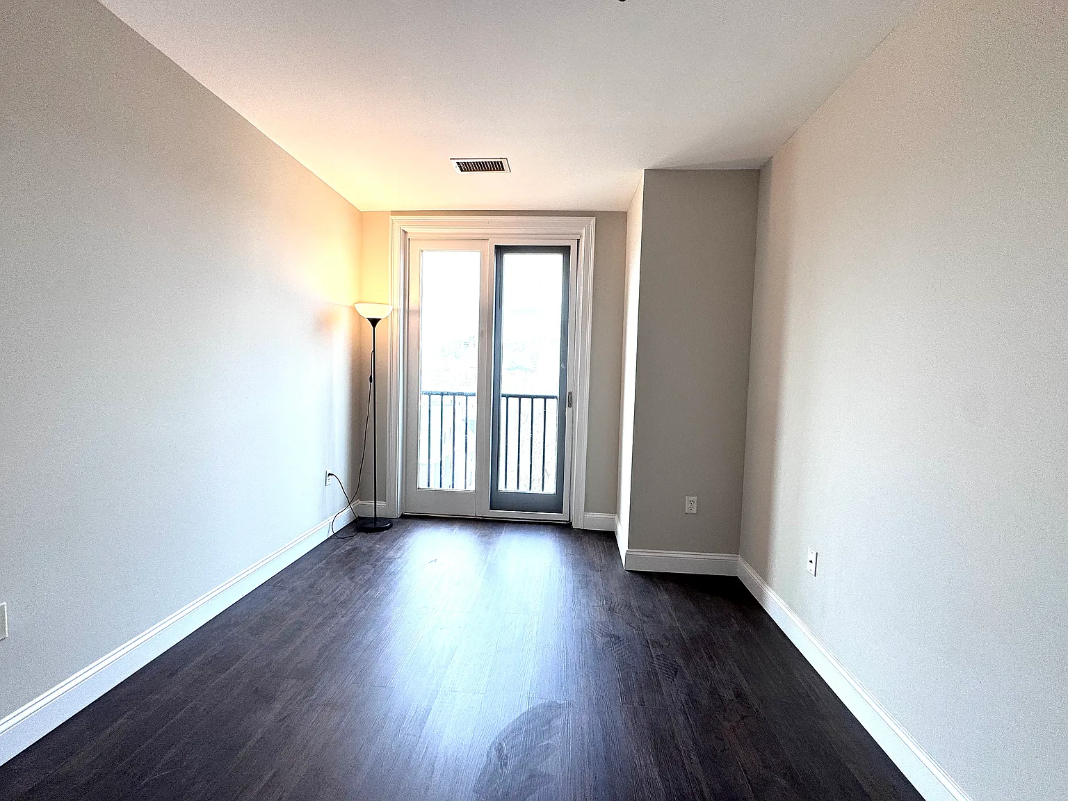 3 bed, 741 sqft, $2,850 — Photo 2
