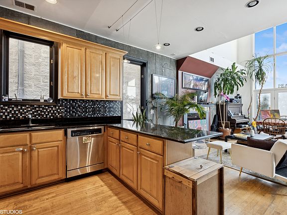 2nd image of 921 N Hermitage Ave APT 3