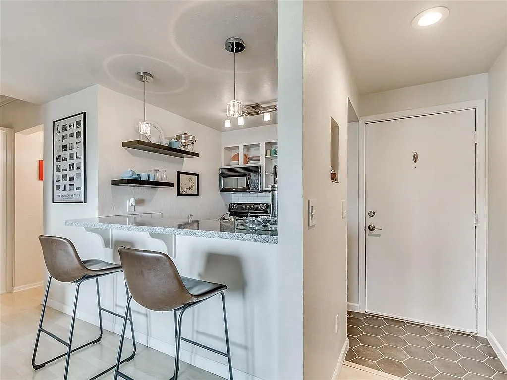 1 bed, $300 — Photo 2