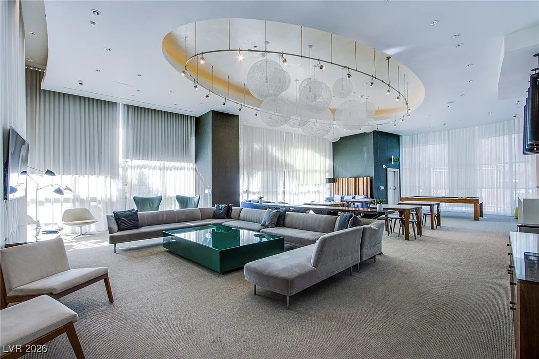 Turnberry Towers — Photo 2