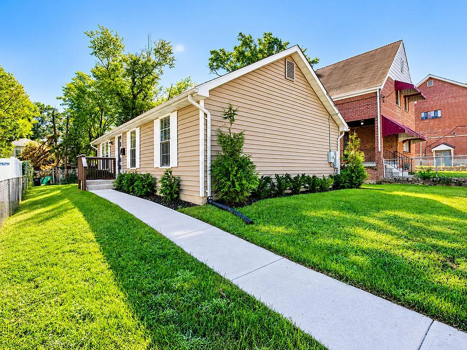 1015 48th Pl NE