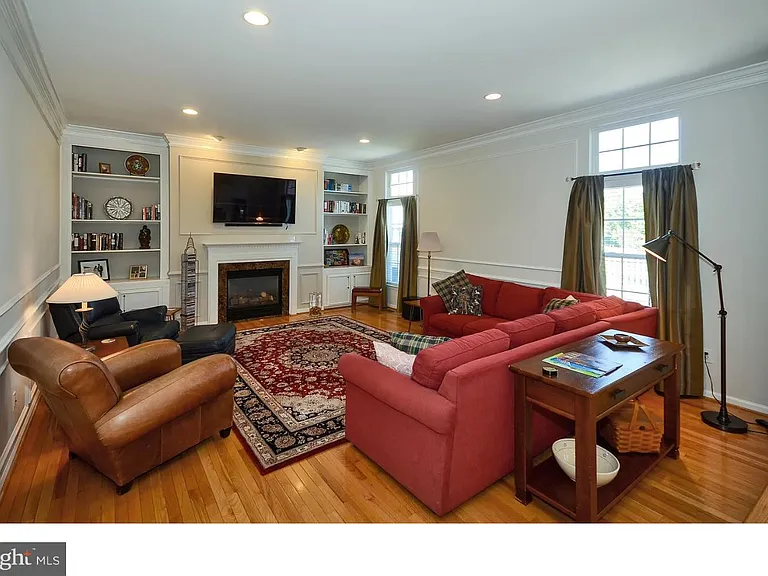 584 Leslie Ln — Photo 21