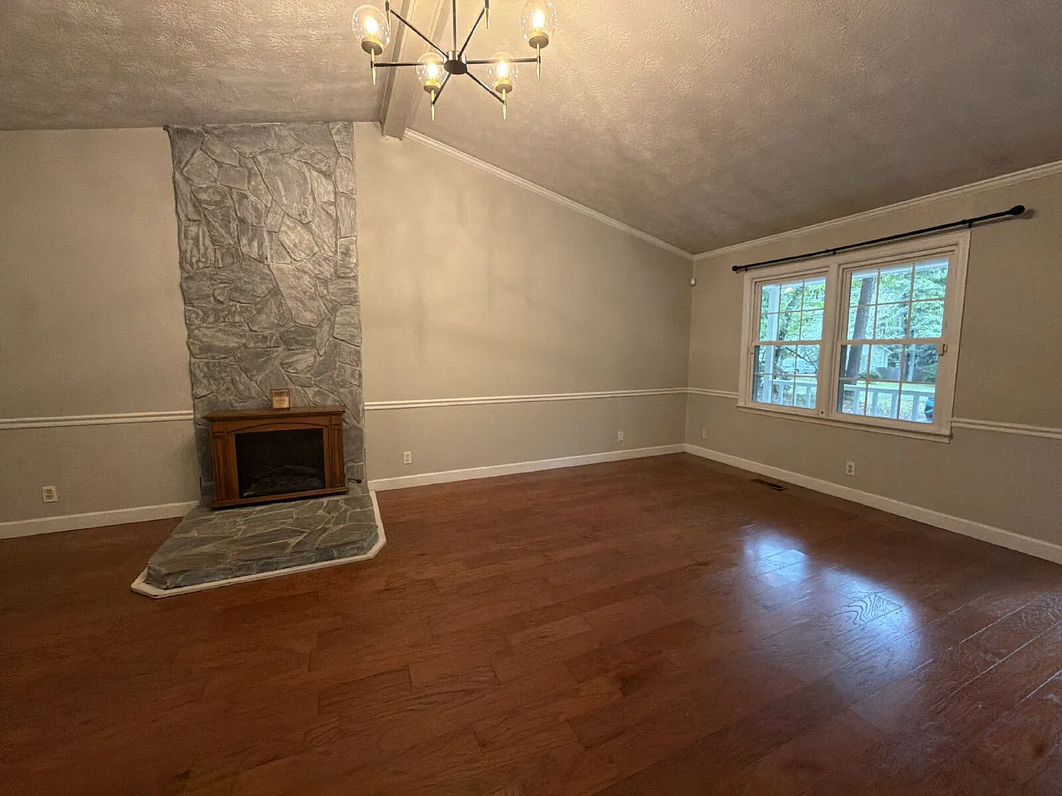 3 bed, 2.0 bath, 1130 sqft, $1,700 — Photo 3