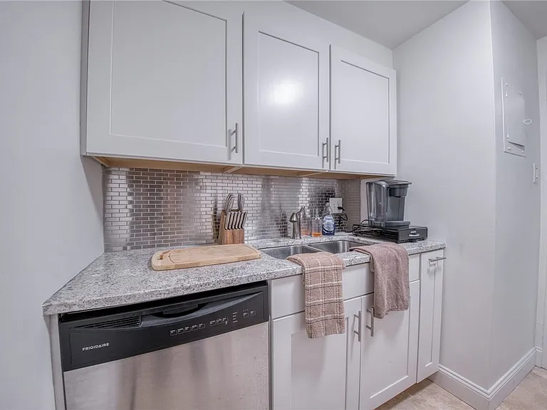 320 Fort Duquesne Blvd #10B — Photo 20