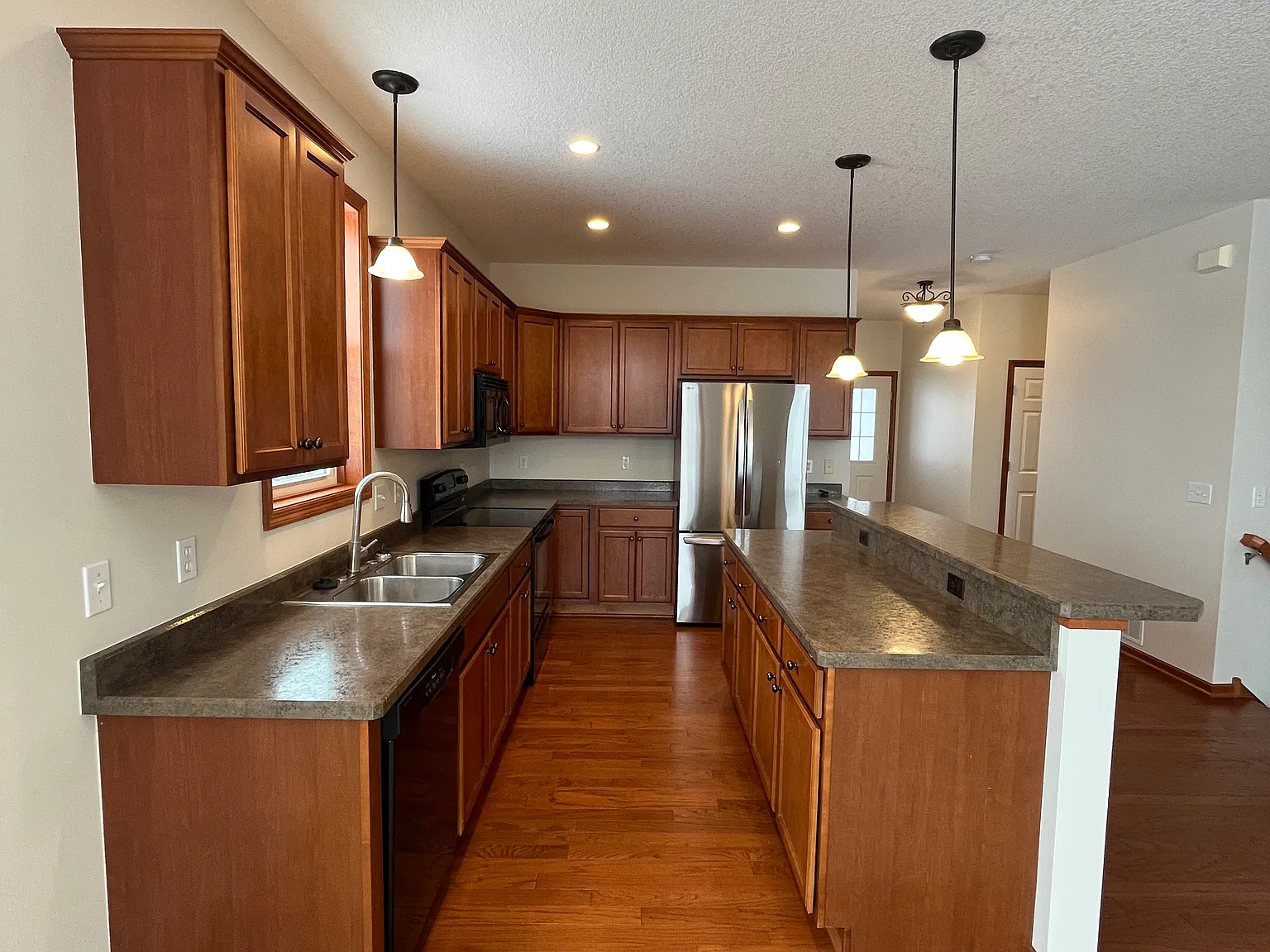 2 bed, 1.5 bath, 1480 sqft, $1,900 — Photo 2