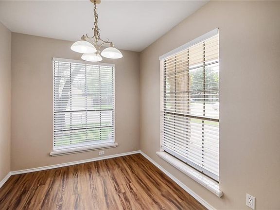 5th image of 1112 Weatherford Dr