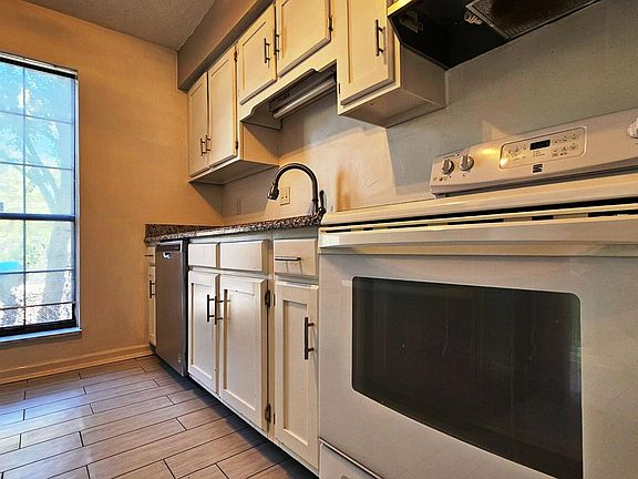 5th image of 105 Lansdowne Dr