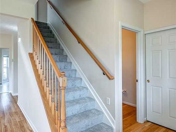 4th image of 2454 Hillsdale Dr