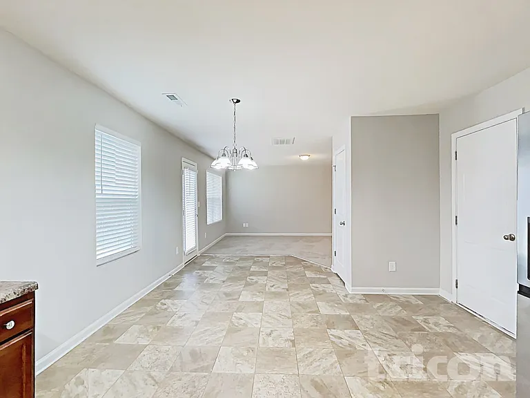 135 Coddington Ln — Photo 5