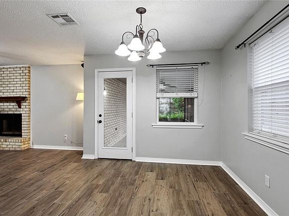 4th image of 251 Janet Dr