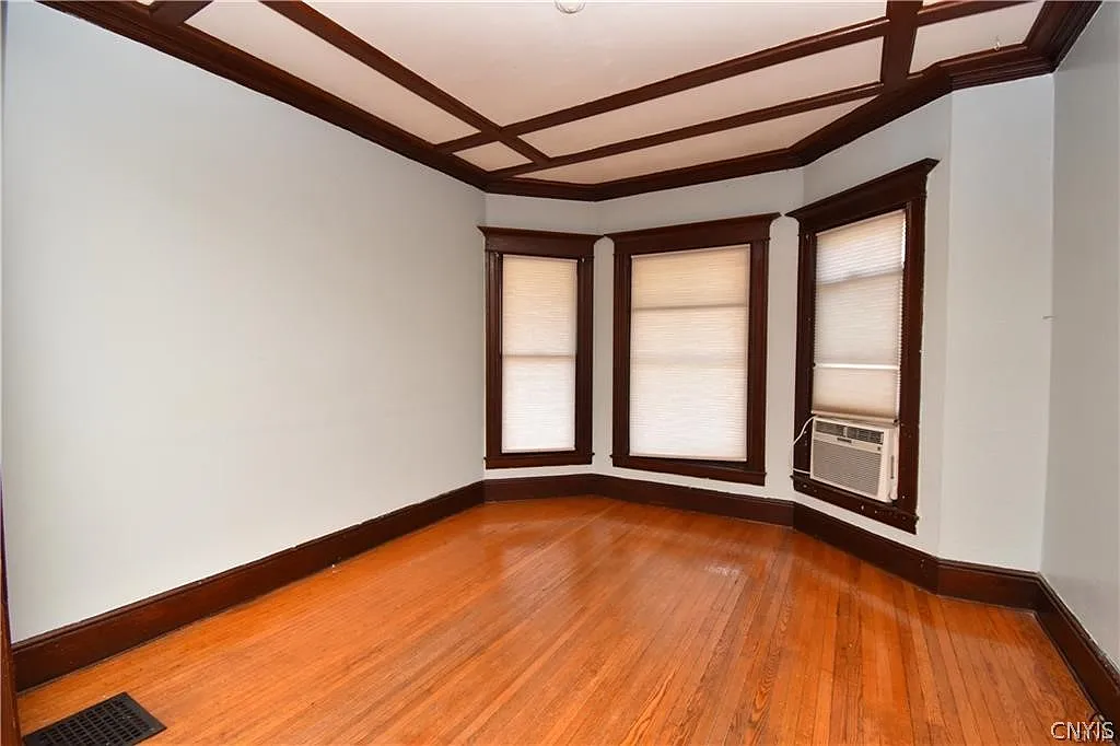 3 bed, 1.0 bath, 1400 sqft, $975 — Photo 4