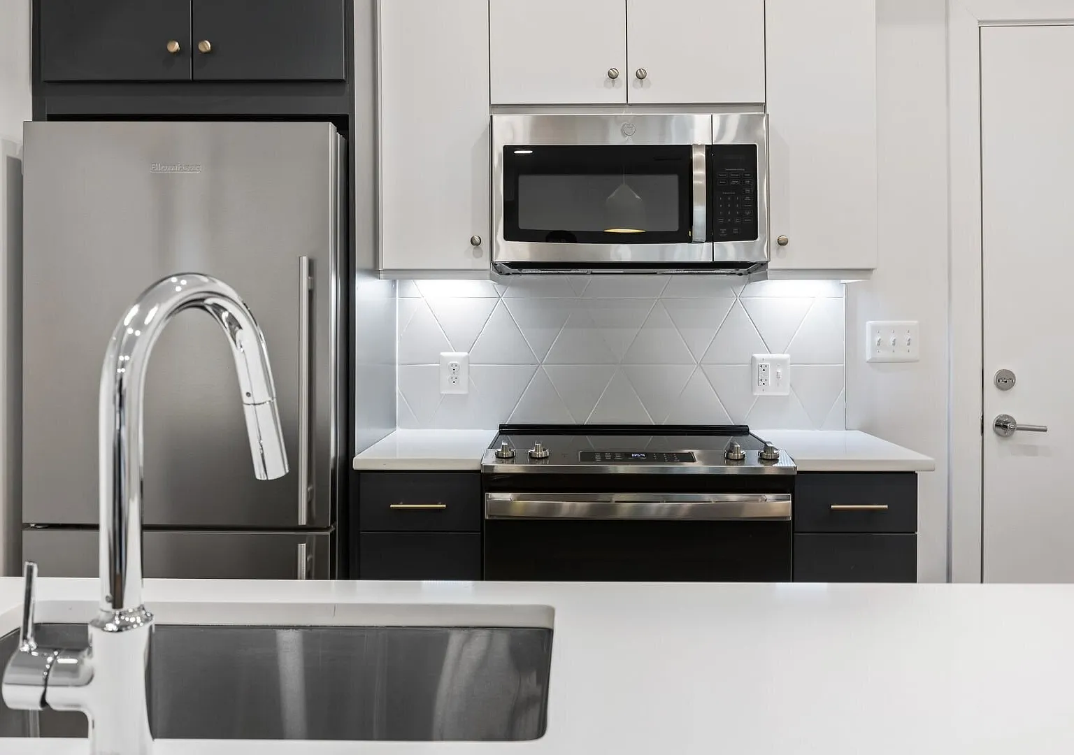 1 bed, 1.0 bath, 699 sqft, $1,838 — Photo 1