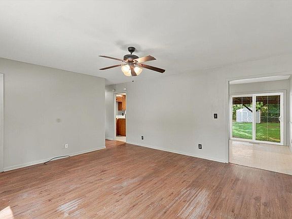 3rd image of 202 Oakcrest Dr