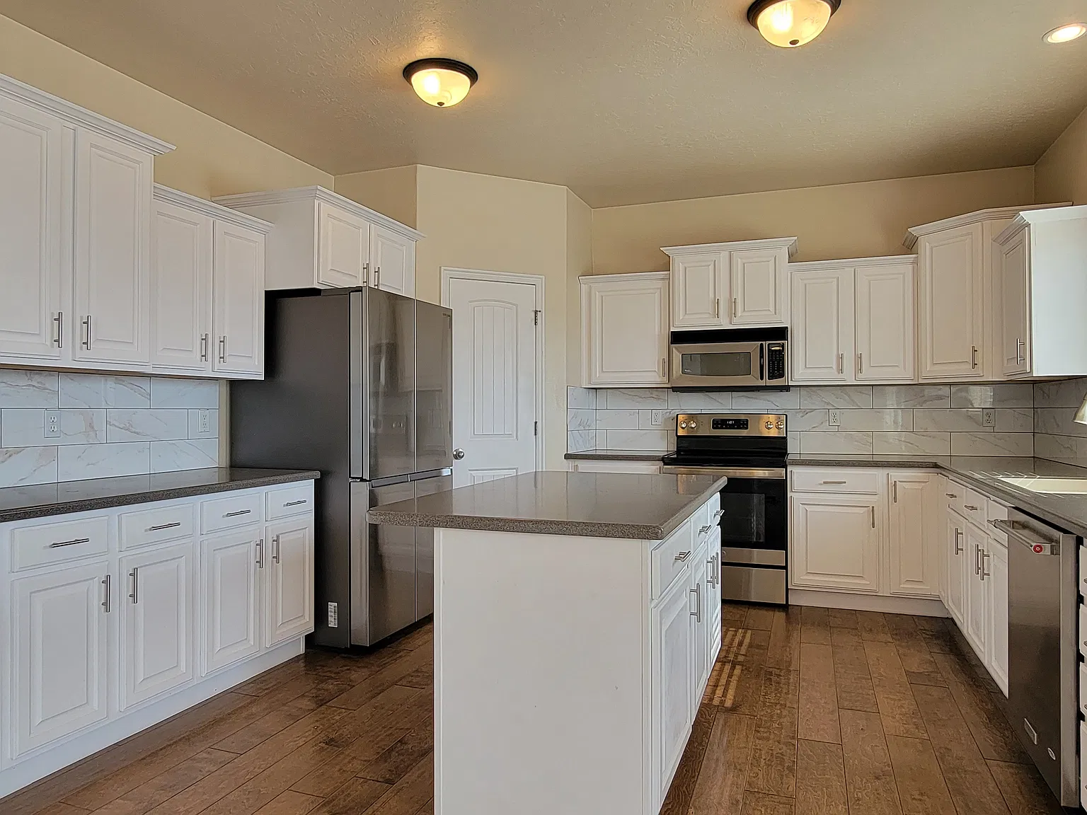 5 bed, 3.5 bath, 5681 sqft, $3,000 — Photo 4