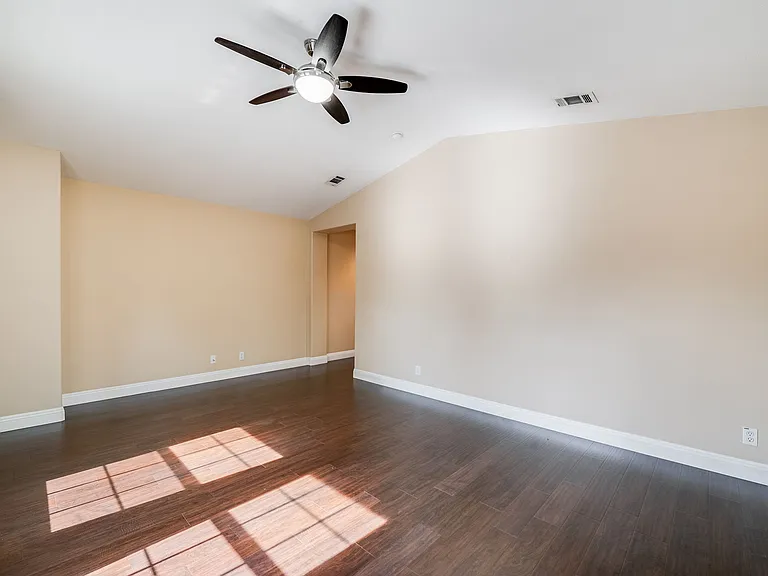 11761 Fricker Ave — Photo 15
