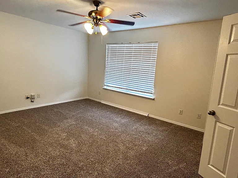 1899 W Stone St #3 — Photo 11