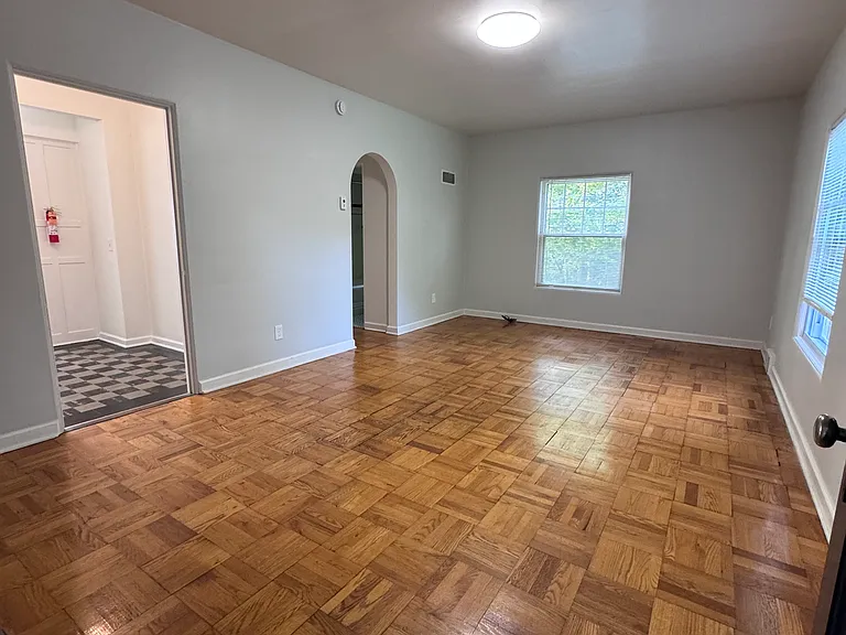 1011 Short Rd #4 — Photo 2