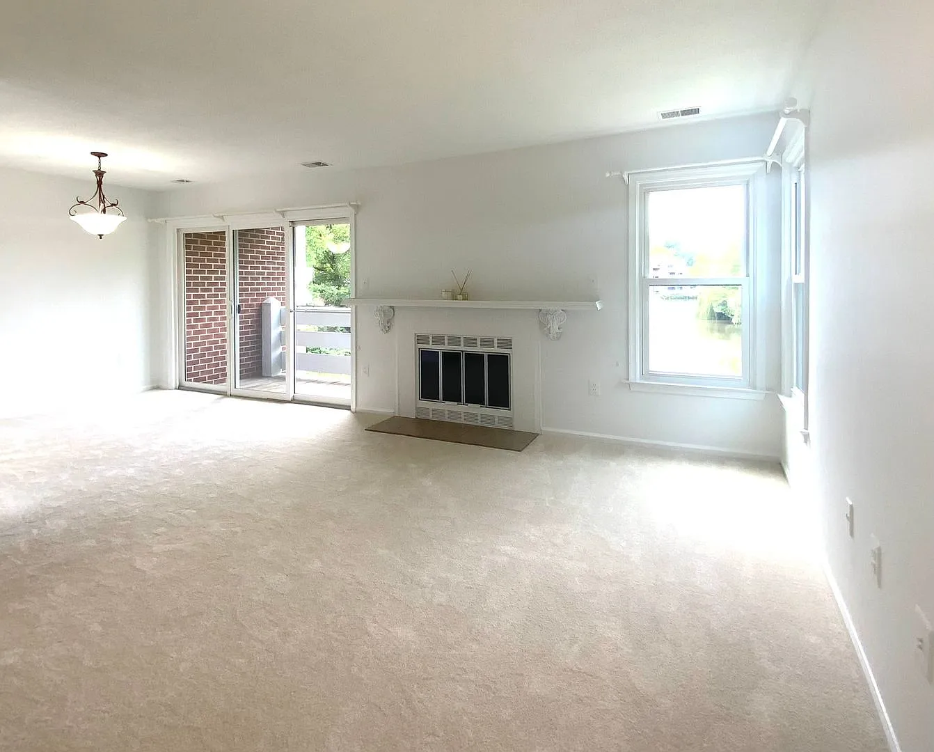 Lake View Condo - Move In Today — Photo 2