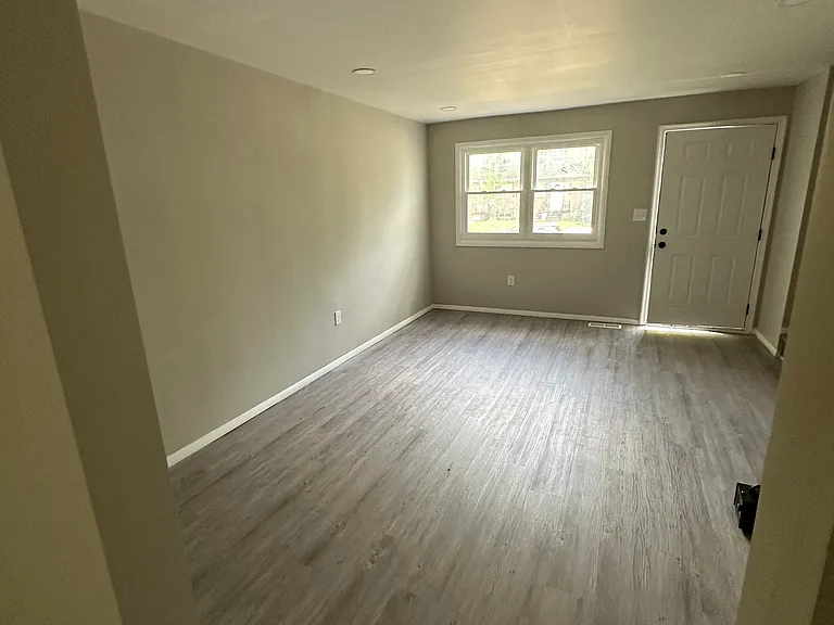 626 W Kingsway Rd — Photo 4