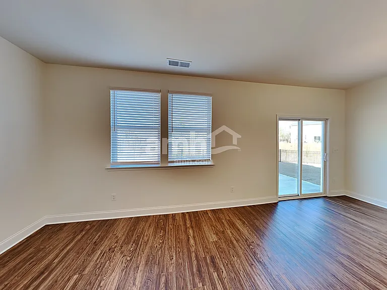 320 Bourne St — Photo 9