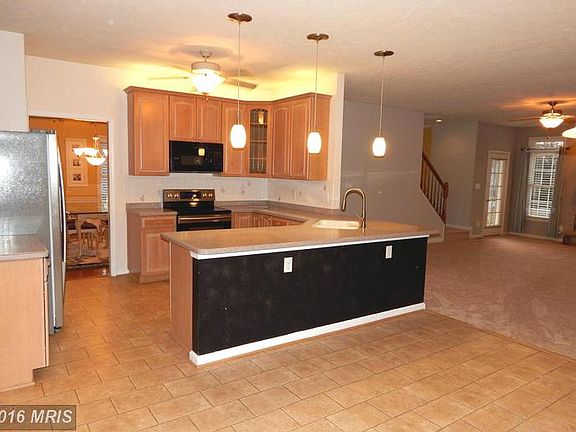 Spacious Kitchen w/Breakfast Bar