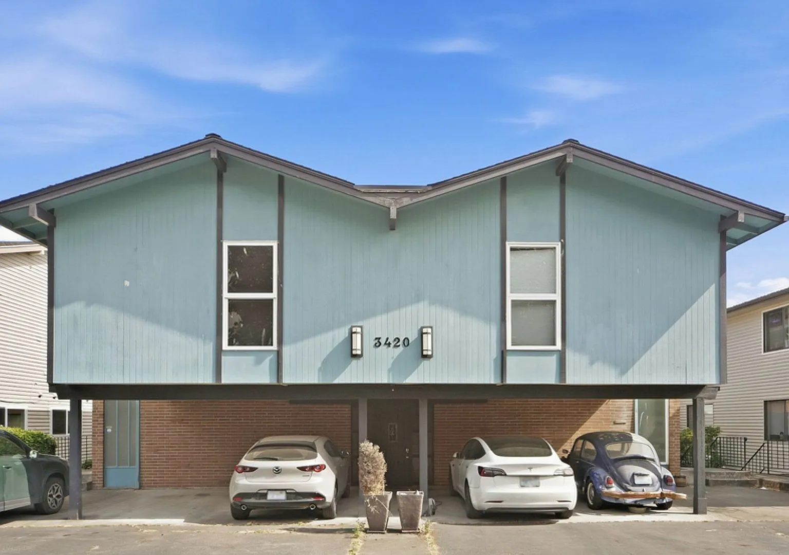 Spacious 2 bed, 2 bath, views, laundry in unit, quiet 4 unit building. — Photo 1