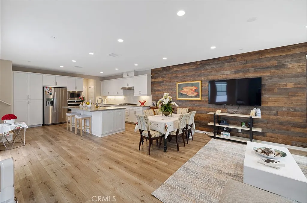 3 bed, 2.5 bath, 1656 sqft, $5,300 — Photo 4