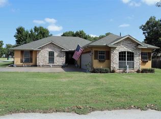 402 N Rodgers St, Henrietta, TX 76365