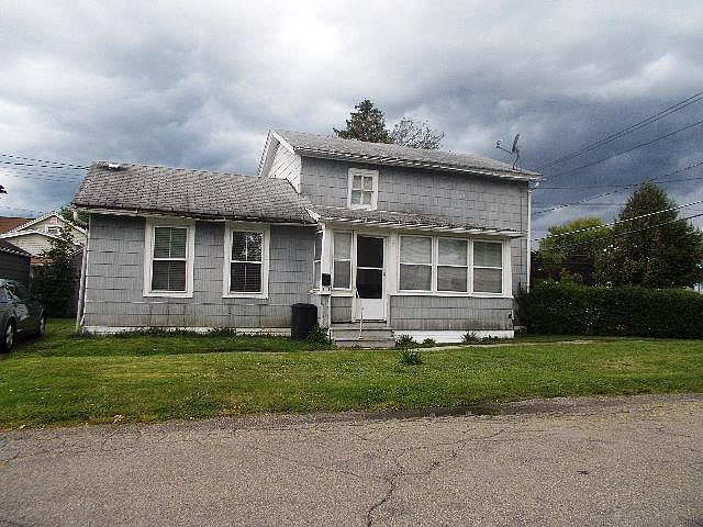 2nd image of 179 W 2nd St