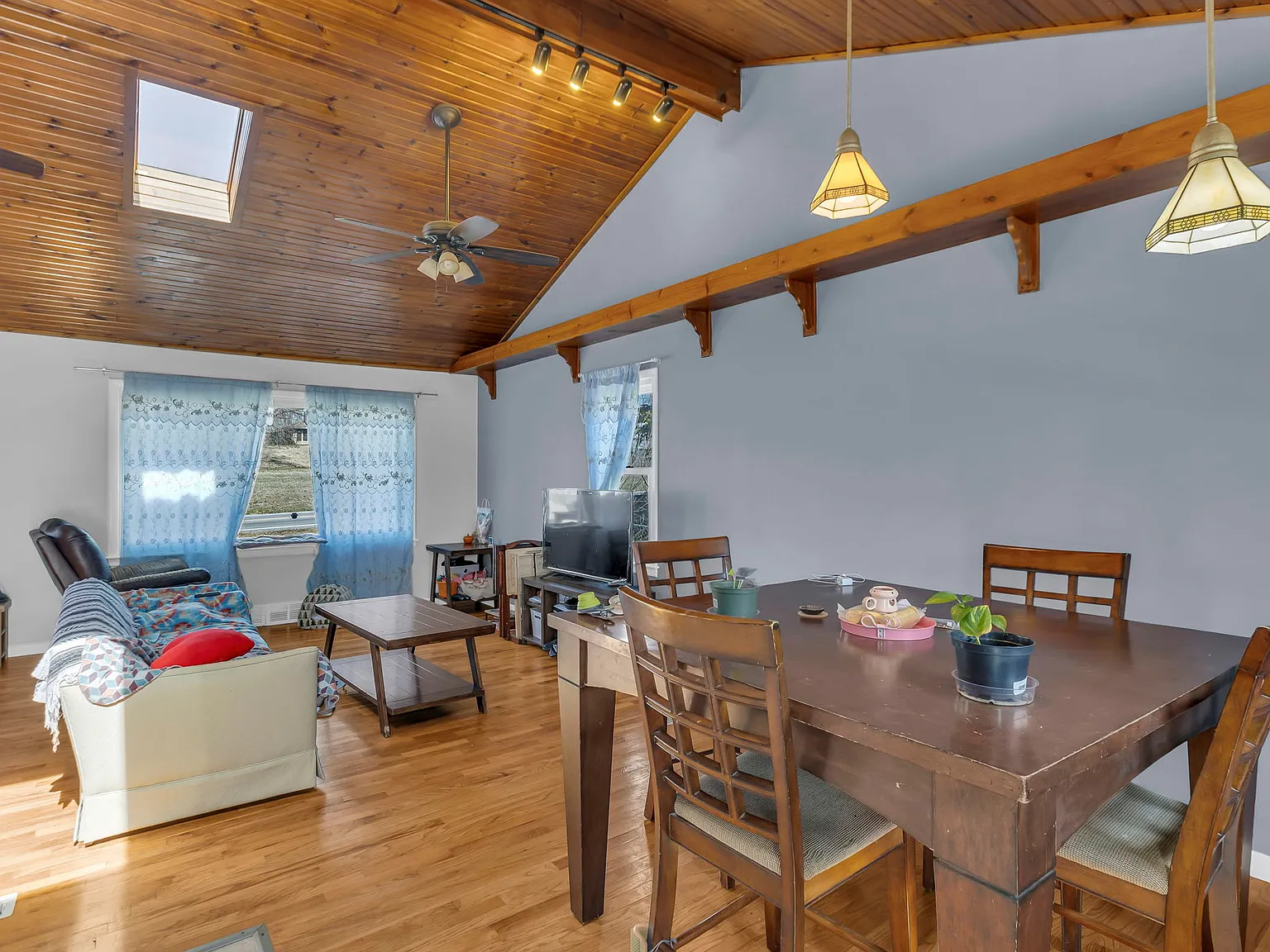 3 bed, 1.5 bath, 1050 sqft, $1,600 — Photo 4