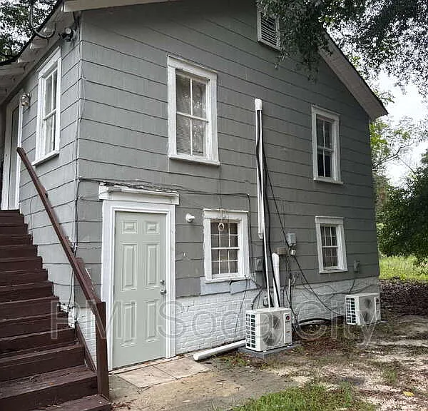 211 E Brooks St #E — Photo 1