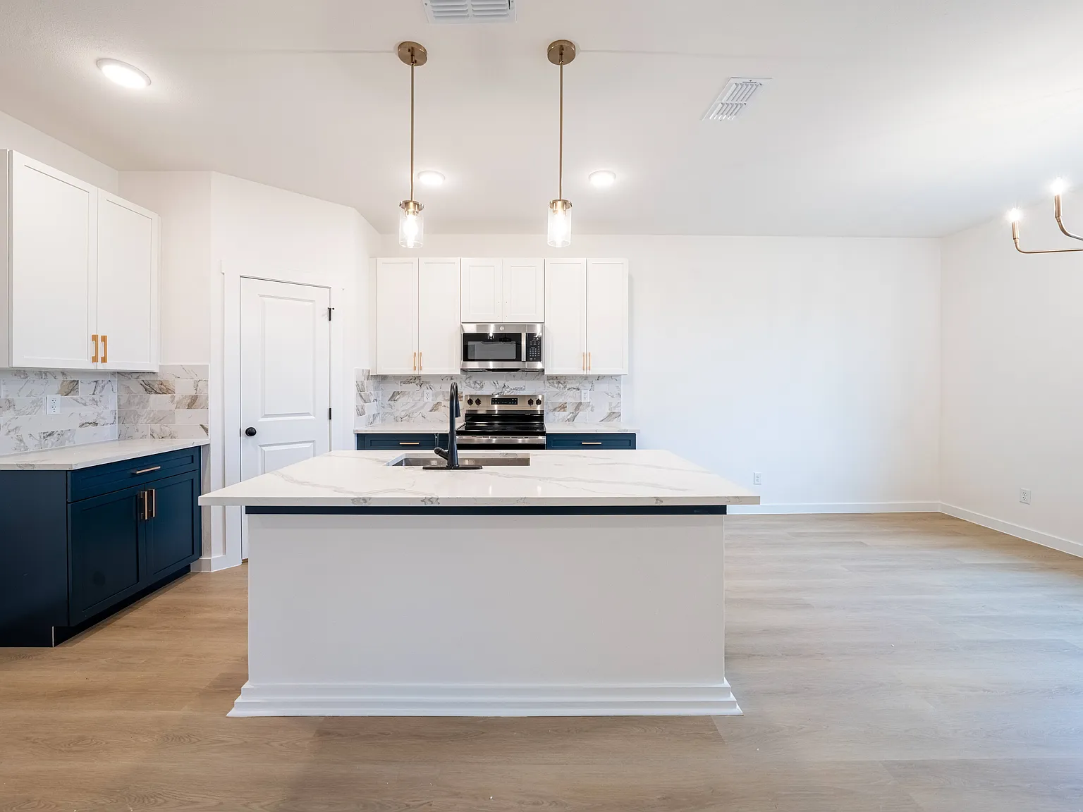 4 bed, 2.0 bath, 1949 sqft, $2,200 — Photo 4