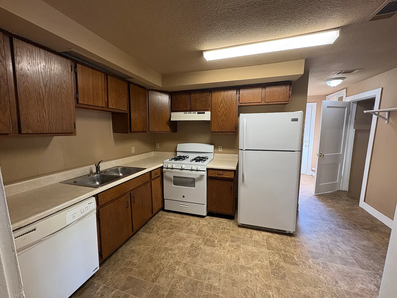 2 bed, 1048 sqft, $1,400 — Photo 3