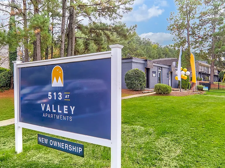 513 At Valley — Photo 3