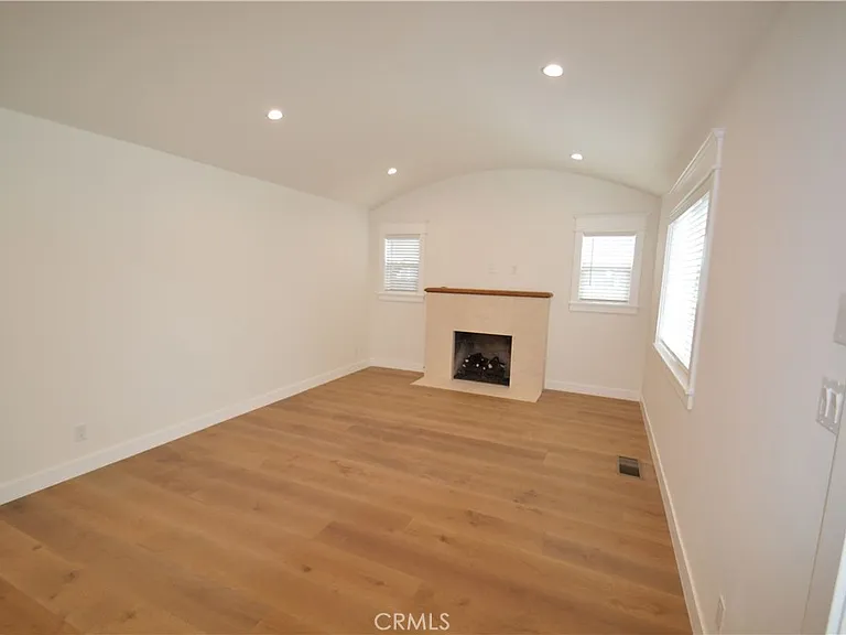 1443 N Evergreen St — Photo 2