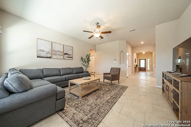 3 bed, 2.0 bath, 1840 sqft, $4,300 — Photo 3