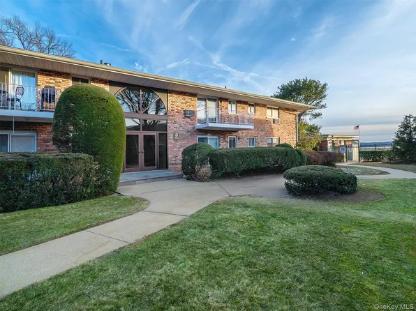 1 Toms Point Lane #6 i, Port Washington, NY 11050