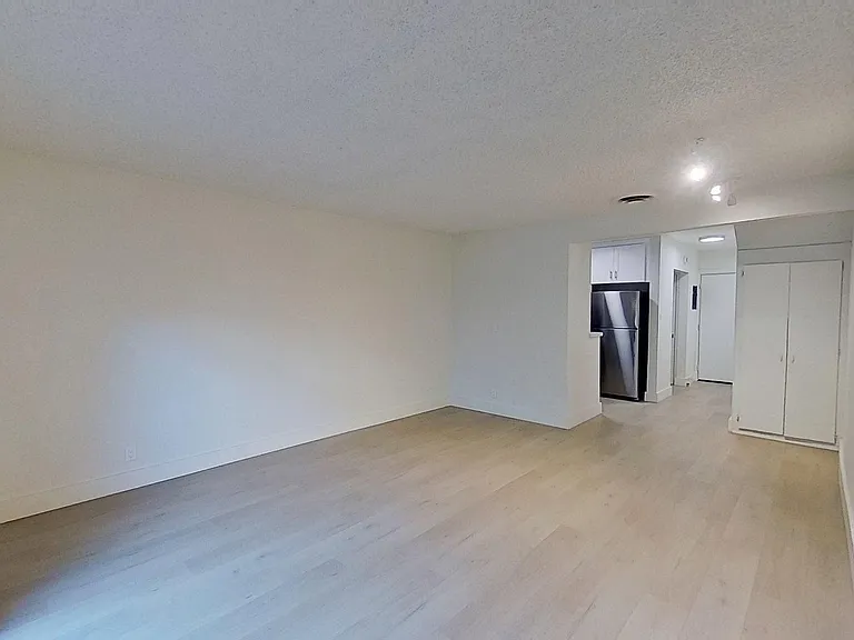 443 W Valencia Dr — Photo 2