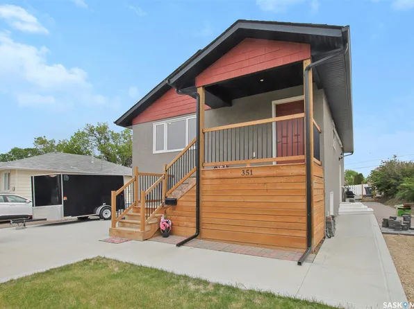 351 4th Avenue NW, Swift Current, SK S9H 0V1