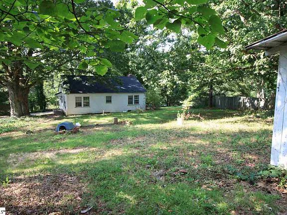 3rd image of 23 Hilltop Dr