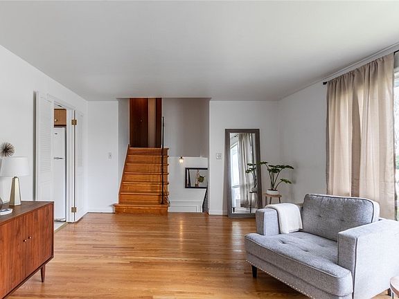 5th image of 8 Wayside Ct