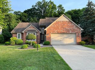 492 Essex Dr, Rochester Hills, MI 48307
