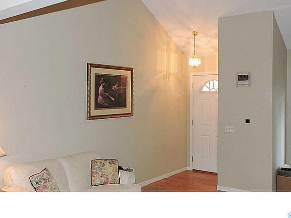 3rd image of 23 Hawthorne Dr
