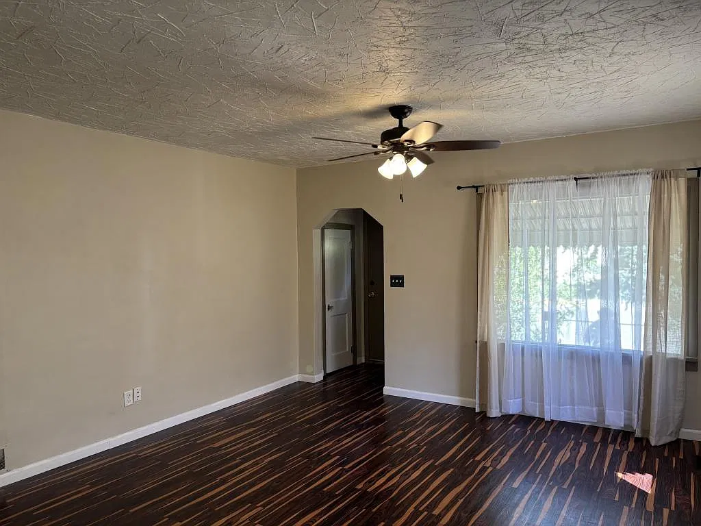 2142 E D St — Photo 3