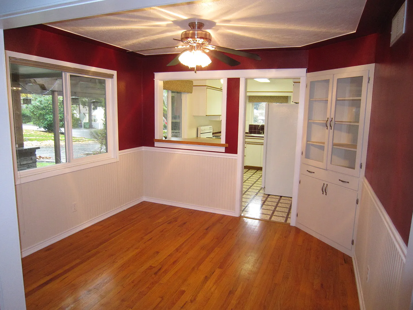 Three Bedroom with Hardwood Floors and Fireplace — Photo 4