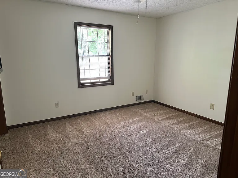 640 Hemphill Rd — Photo 16
