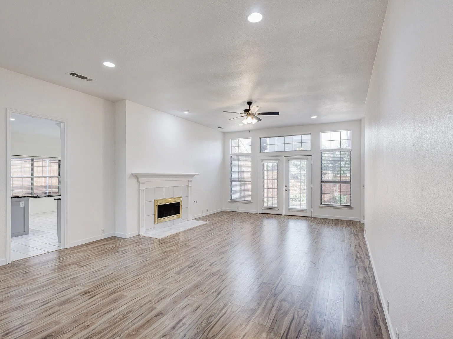 3 bed, 2282 sqft, $2,750 — Photo 2